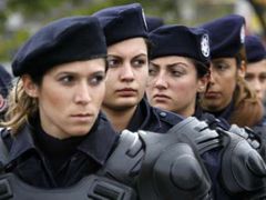Příslušnice speciálních jednotek hlídkují vcentru Istanbulu. Na papežovu bezpečnost dohlíží celkem 12 tisíc policistů.