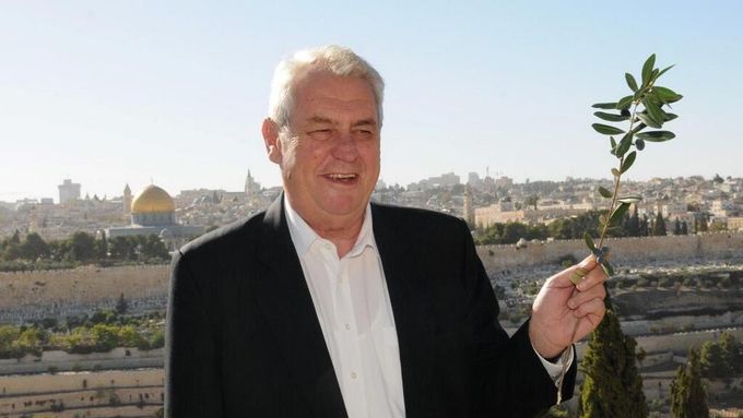Zeman při návštěvě Izraele s olivovou ratolestí.