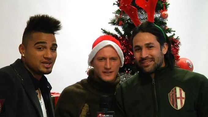 Hráči AC Milán zpívají vánoční koledu