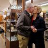 polibek USA prezidentská kandidátka Elizabeth Warrenová manžel Bruce 2019