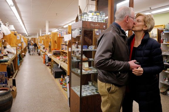 Prezidentská kandidátka Elizabeth Warrenová "přistižena" fotoreportérem s manželem Brucem v obchodě se starožitnostmi.
