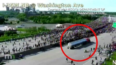 Do davu demonstrantů v Minneapolis vjela cisterna, řidiče pak dav napadl