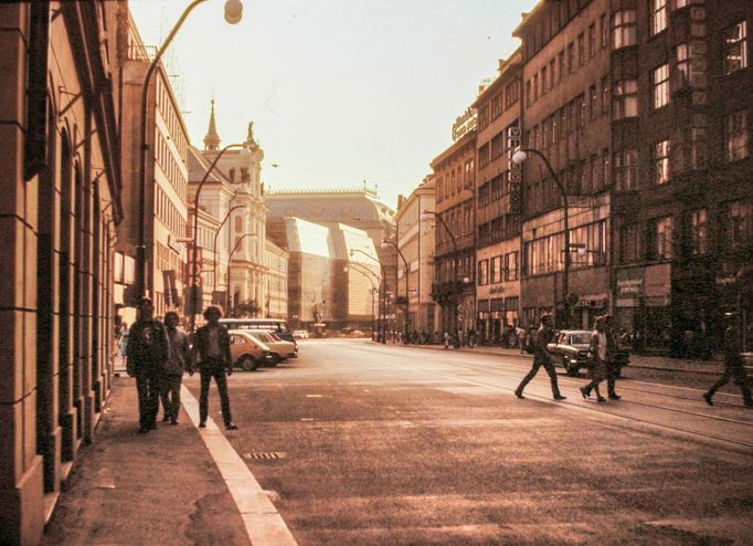 Národní třída, v pozadí budova Národního divadla. Praha, rok 1980