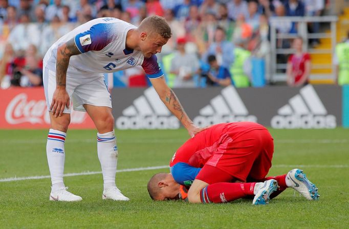 Ragnar Sigurdsson a Hannes Por Halldorsson v zápase Argentina - Island na MS 2018