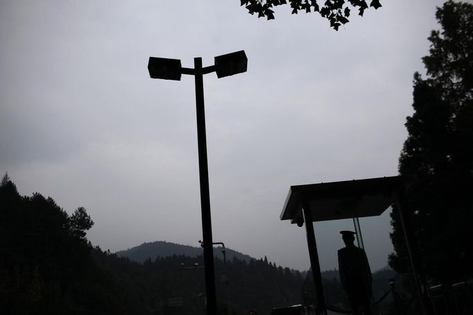 A soldier guards the entrance to a communist party school called China's Executive Leadership Academy of Jinggangshan, in Jiangxi province, September 20, 2012. China has yet to announce the start date for the 18th Communist Party Congress, China's biggest political meeting in 10 years, which will see the transfer of power from President Hu Jintao and Premier Wen Jiabao to a new generation. REUTERS/Carlos Barria (CHINA - Tags: POLITICS) Published: Zář. 20, 2012, 4:52 odp.