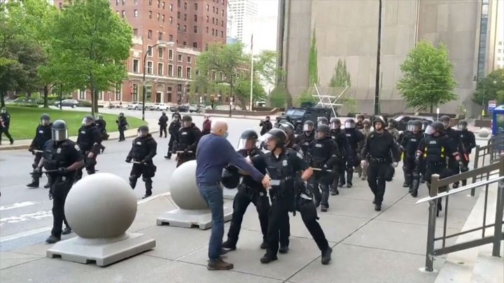 Policisté v Buffalu byli za povalení demonstranta obviněni z ublížení na zdraví