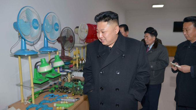Kim Čong-un během jedné ze svých "inspekčních" cest. Tentokrát v továrně na větráky či lampičky.