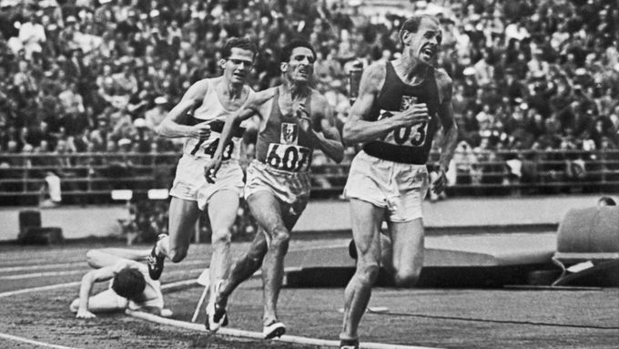 Olympijské hry v Helsinkách 1952. Triumfální běh Emila Zátopka na 5000 metrů. Zlato bral i za prvenství na 10 000 metrů a pak v maratonu.