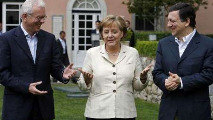 Pöttering, Merkelová, Barroso. Ústřední trio portugalského minisummitu.