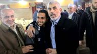 Reportér Anas al‑Šaríf (druhý zleva) na nedatovaném snímku zveřejněném mluvčím izraelské armády (IDF) na síti X, spolu se zabitým vůdcem Hamásu Jahjou Sinvárem.