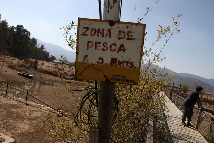 Vysychající jezero Penuelas v Chile.