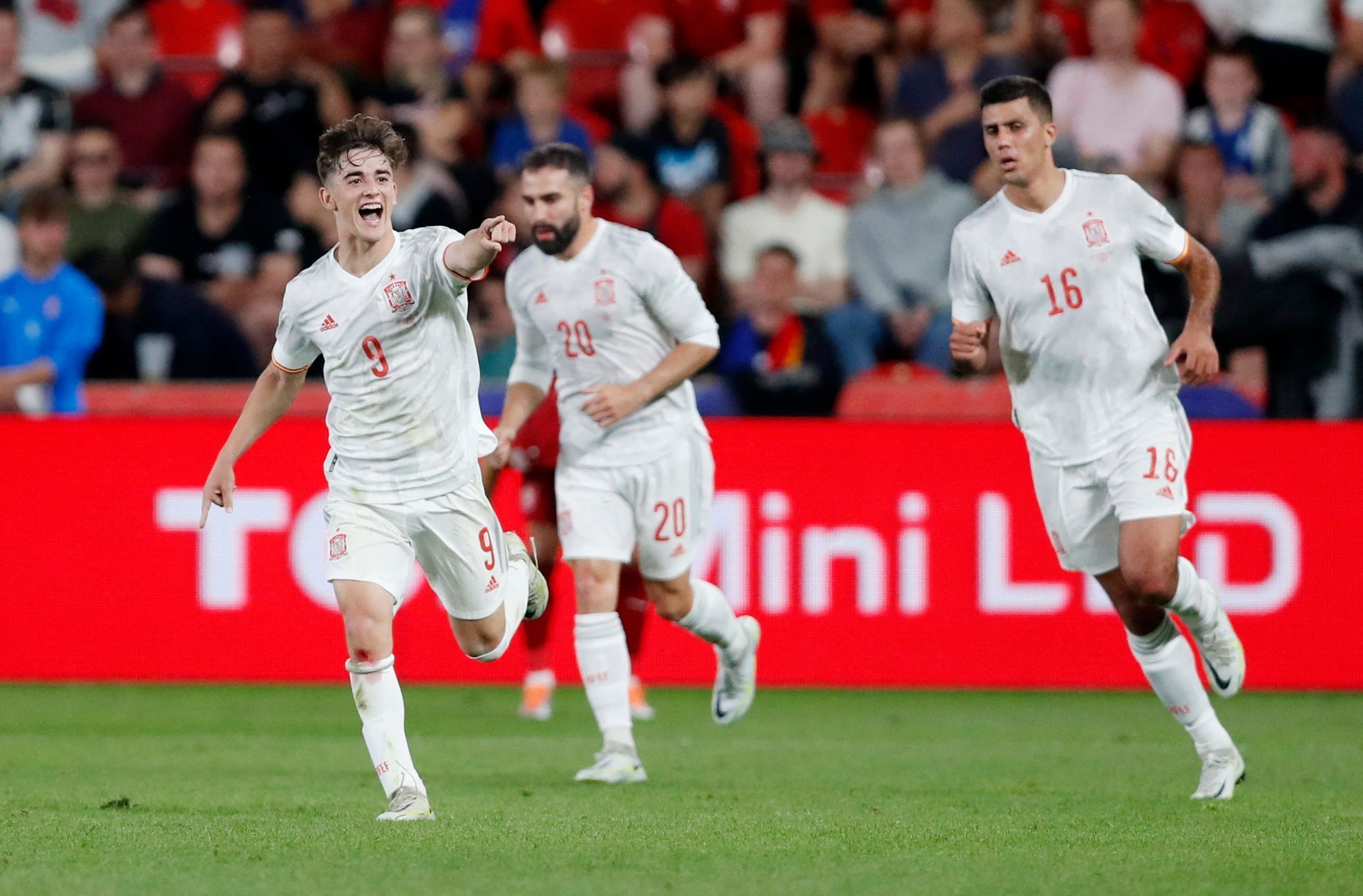 Španělé slaví gól v zápase Ligy národů Česko - Španělsko