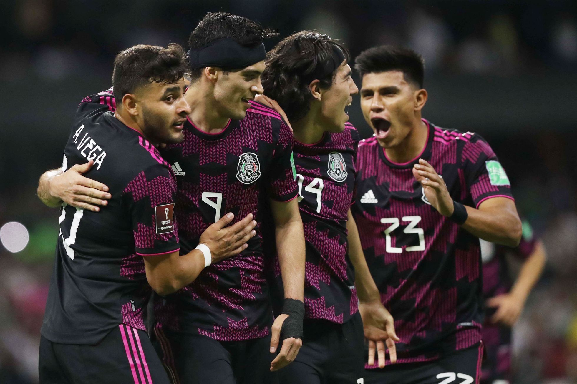 Mexičtí fotbalisté v zápase se Salvadorem