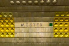 Mezi Muzeem a Můstkem už si lidé zavolají, pokrytí celého metra je ale v nedohlednu