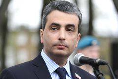 Už si pro něj přišli. Opozičník Šlosberg na hraně mezi kriminálem a zavržením svými