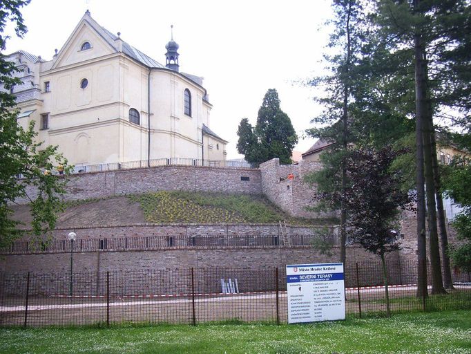 Hradby a terasy pod historickým centrem města opravuje Hradec Králové již několik let. Ty, které jsou již opravené, vypadaly původně ještě hůře než ty, co se nyní sesunuly. Proto se na ně dostalo dříve.