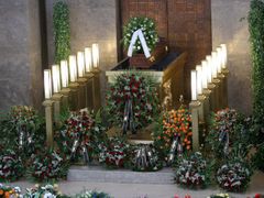 Rakev s ostatky Františka Mrázka obklopená věnci ve Velké síni strašnického krematoria
