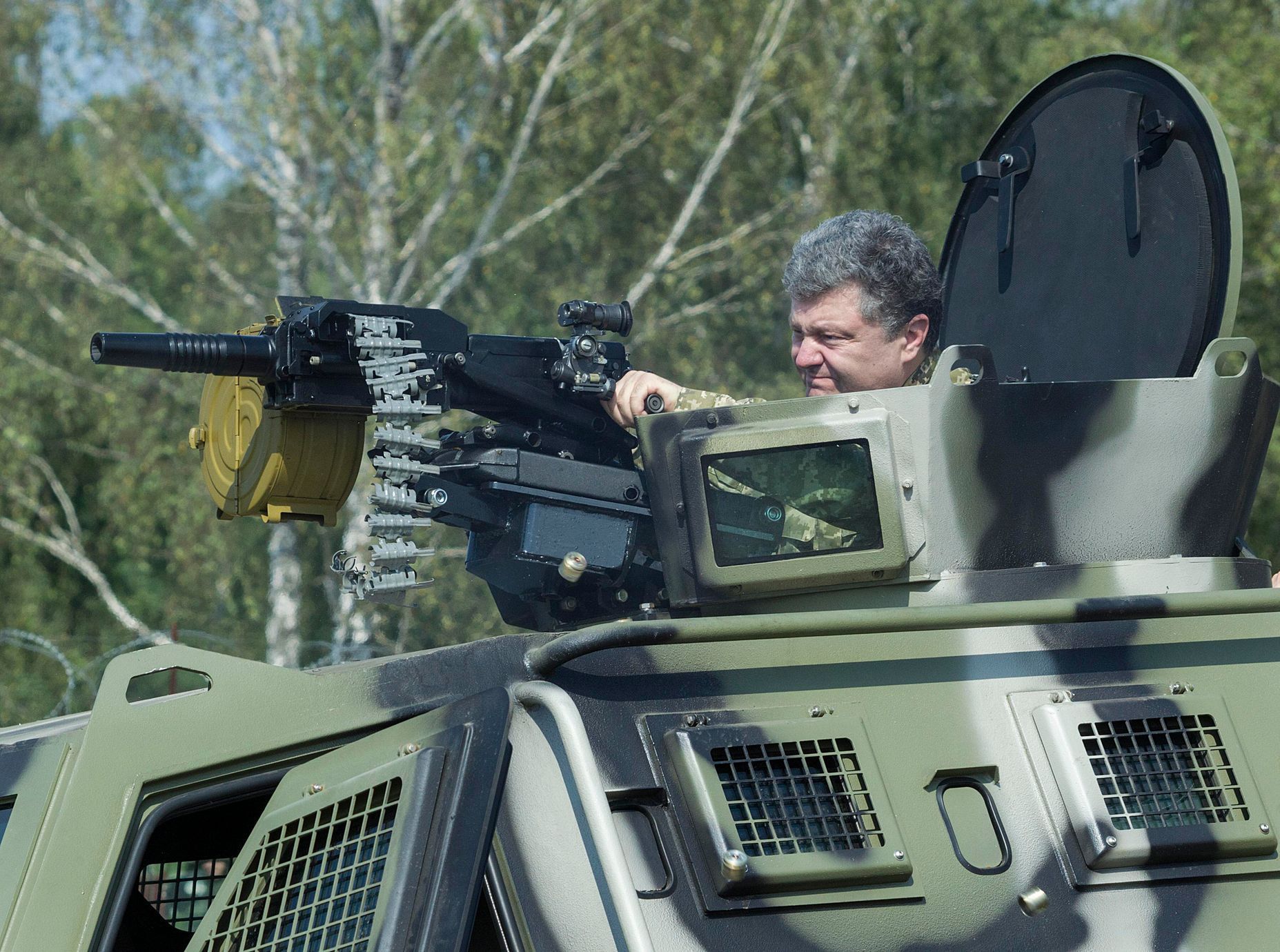Petro Porošenko zkouší zbraně.