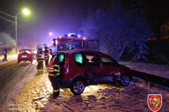 Namrzlé silnice způsobily na západě Čech několik nehod