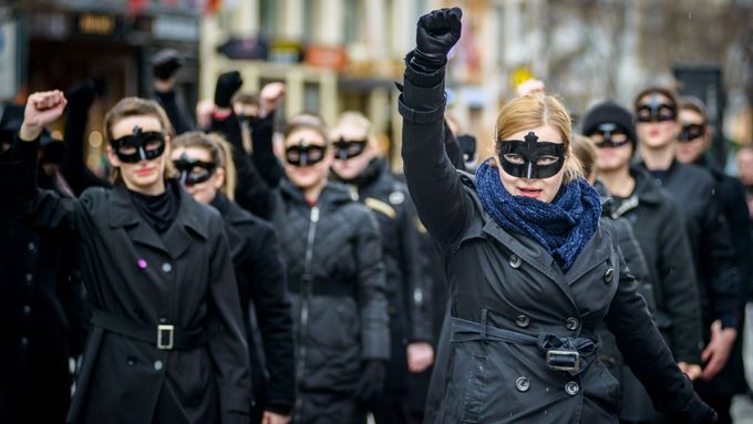 Členové sekty Šinčchondži běžně v Česku na veřejnosti nevystupují. Snad jedinou výjimku udělali při demonstraci v únoru 2018. I tehdy ale vystupovali pod jiným jménem a oči si zakryli škraboškami.