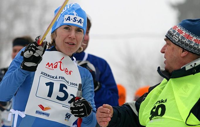 "..., projedu tam vpravo, pak nahoru a zpátky?" radila se před startem Kateřina s pořadatelem o trase závodní dráhy.