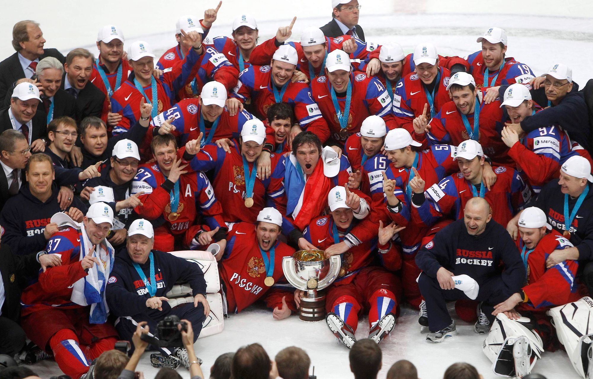 Ruský tým s trofejí pro mistry světa po finále MS Rusko - Slovensko