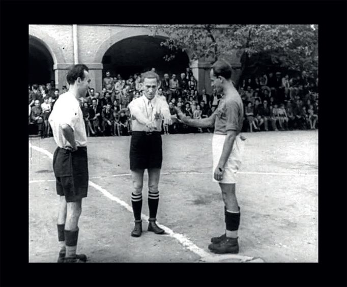 Poslední zápas, září 1944, ghetto Terezín, z nacistického propagandistického filmu Tým Péče o mládež (Jügendfursorge) proti týmu Skladu použitého textilu (Kleiderkammer)