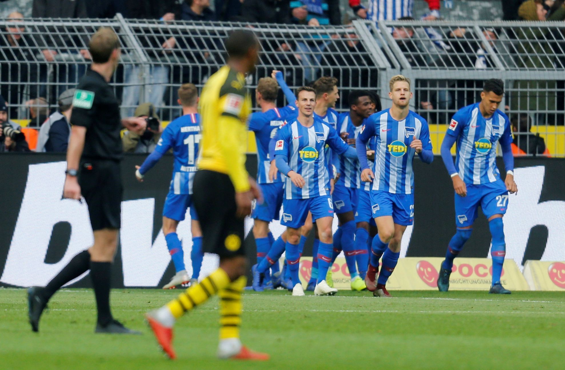 Bundesliga: Fotbalisté Herthy Berlín se radují z branky v Dortmundu