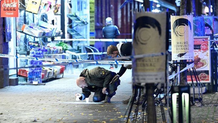 Ve Švédsku se rozmáhají útoky granáty i puškami. Ke gangům se přidávají děti migrantů