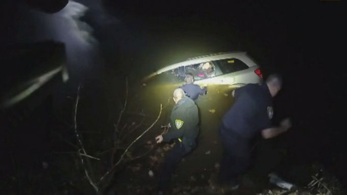 Video z dramatické záchrany řidičky, která sjela do řeky v americkém Ohiu
