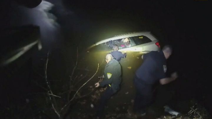 "Nemůžu dýchat!" Kamery zachytily dramatickou záchranu ženy z potápějícího se auta