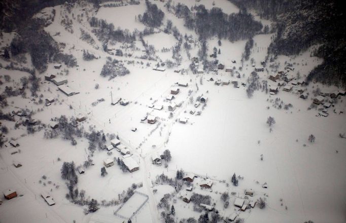 Letecký pohled na sněhem odříznutou obec v okolí Sarajeva, Bosna a Hercegovina. V zemi zabil mráz již devět lidí.