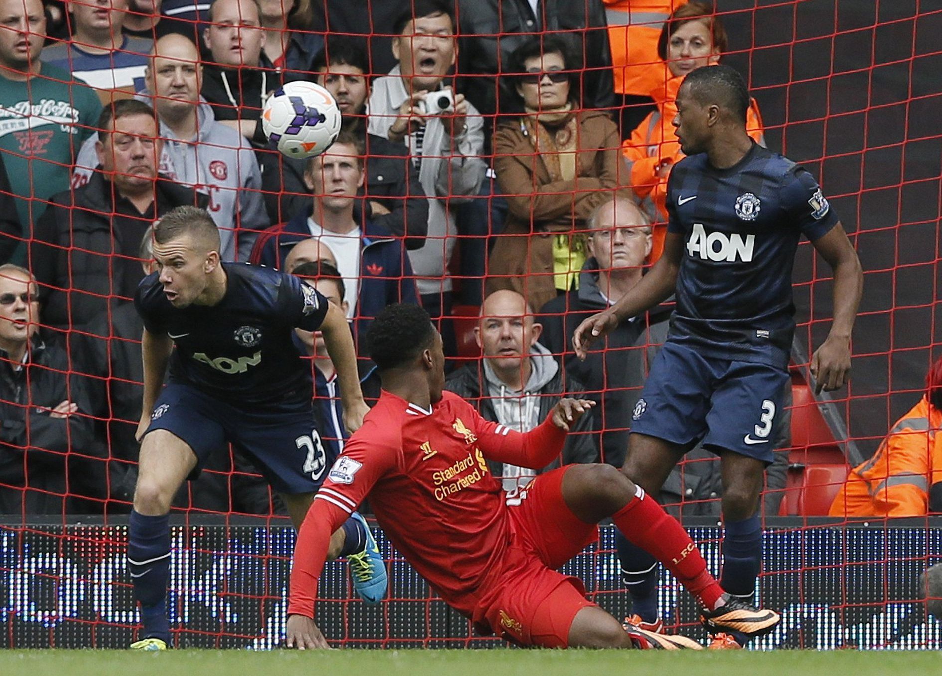 Daniel Sturridge dává gól do sítě Manchesteru United