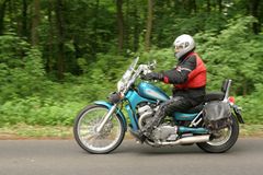 Policisté honili po lese v Beskydech deset motorkářů