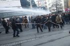 Turecká policie násilně rozehnala demonstranty. Protestovali proti postupu vlády v boji s Kurdy