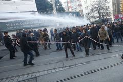 Turecká policie násilně rozehnala demonstranty. Protestovali proti postupu vlády v boji s Kurdy