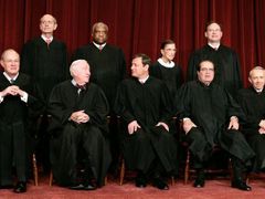 Soudci Nejvyššího soudu USA zamítli původní představy Bílého domu o vojenských soudech s cizinci