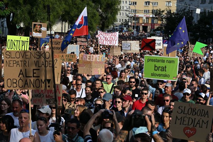 Snímek z úterní demonstrace v Bratislavě proti ministryni kultury Martině Šimkovičové.