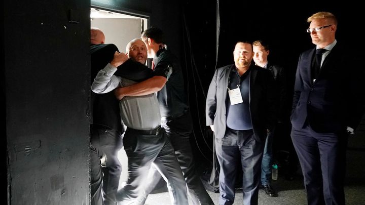 Dej do pořádku ten svůj průšvih! Muž slovně napadl Johnsona, vyvlekla ho ochranka