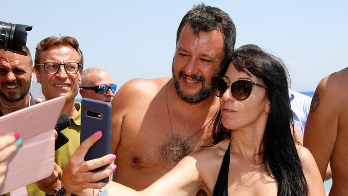 Předseda italské strany Liga Matteo Salvini agituje i v plavkách na pláži