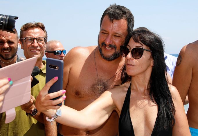 Předseda italské strany Liga Matteo Salvini oslovuje voliče na pláži