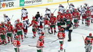 Netradiční konec zápasu NHL v základní části - kdy se hokejisté loučili podáním rukou, což se děje právě jen při zápasech pod otevřeným nebem - završil hodně divoký průběh samotného souboje newyorských rivalů...