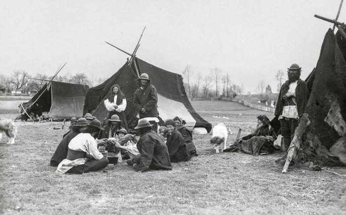 Kočovní Romové, skupina Romů před stany, historická pohlednice, rok 1933. Autor fotografie: J. Fischer