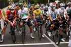 Na začátek první etapy Tour de France nasadili závodníci roušky.