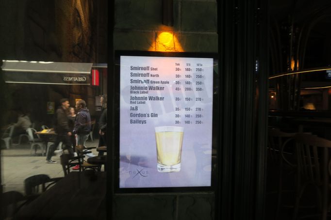 Ceny, které mají v Istanbulu lákat na panáky alkoholu, většinu místních odradí.