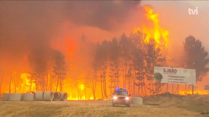 V portugalských lesích uhořely desítky lidí uvězněných v autech