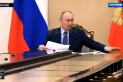 Putin chytil tužku. "Úžasná reakce, je ve skvělé kondici," rozplýval se moderátor