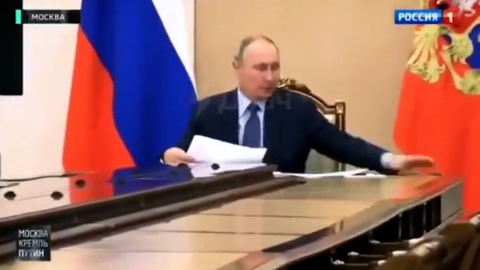 "Putin chytil obratně tužku". Moderátor státní televize oslavoval zjevnou banalitu.