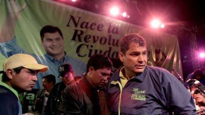 Největší šanci uspět má spojenec venezuelského prezidenta Huga Cháveze Rafael Correa.
