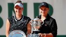 Markéta Vondroušová a Ashleigh Bartyová po finále French Open 2019